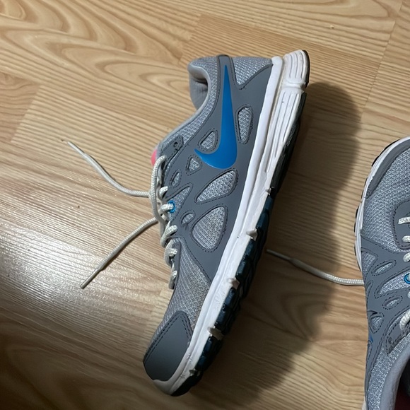 Nike women’s sneakers size 9.  Worn but good condition. - Picture 3 of 5